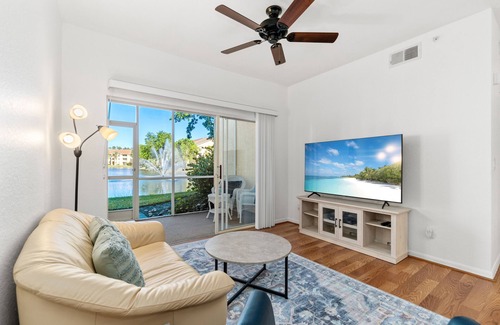 North Naples Condominio | Lakeview condo with pool only 15 minutes from the beach