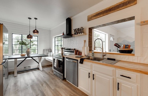 Hixson Casa | Lakeview Cottage ~ Coffee Bar ~ Cornhole