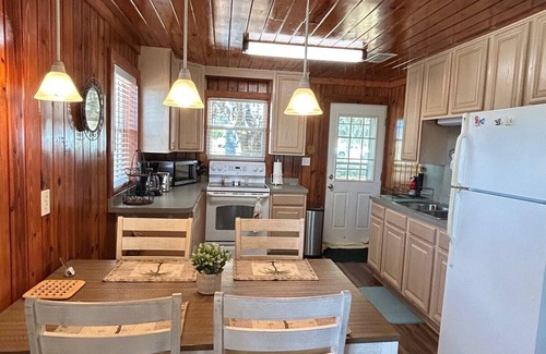 Babson Park Cabaña | Lakeview Cottage Escape. Close to BOK Tower Gardens, Legoland and Disney