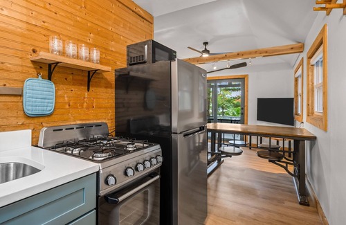 Mayfield Cabaña | Lakeview Cottage-Pontoon Rentals Available