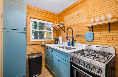 Mayfield Cabaña | Lakeview Cottage-Pontoon Rentals Available