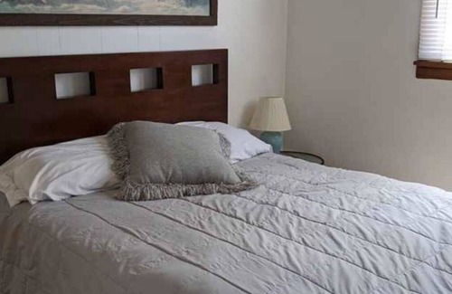 Pardeeville Cabaña | Lakeview cottage with perfect sunsets.