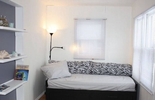 Pardeeville Cabaña | Lakeview cottage with perfect sunsets.