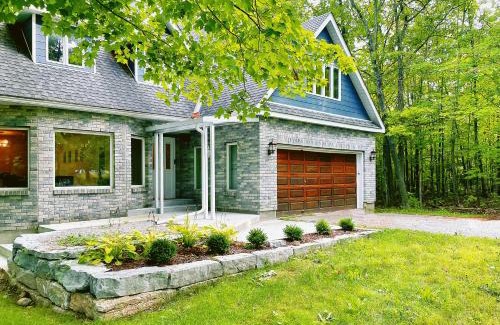 Bobcaygeon Casa | Lakeview Cottage with Private Jacuzzi