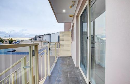 Gungahlin Casa | Lakeview Family Retreat Canberra Cozy Townhouse