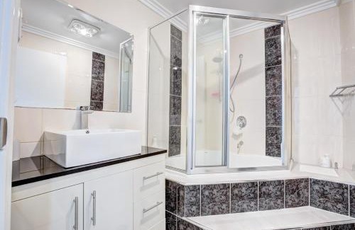 Gungahlin Casa | Lakeview Family Retreat Canberra Cozy Townhouse