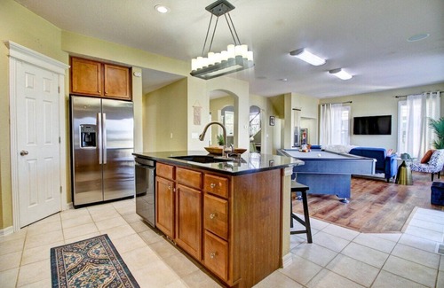 Henderson Casa | Lakeview | Gameroom | Pool Table