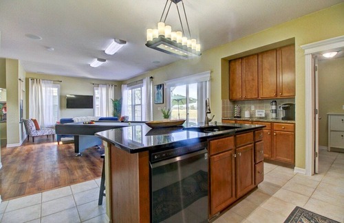 Henderson Casa | Lakeview | Gameroom | Pool Table