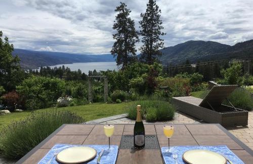 Central Okanagan Cama Y Desayuno | Lakeview Gardens B&B