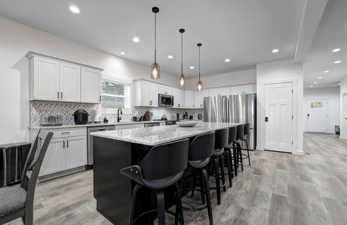 Lake Harmony Estates Casa | Lakeview Getaway 8BR, 9BA, Sleeps 32 – Summer Retreat w/ Hot Tub & Lake Access