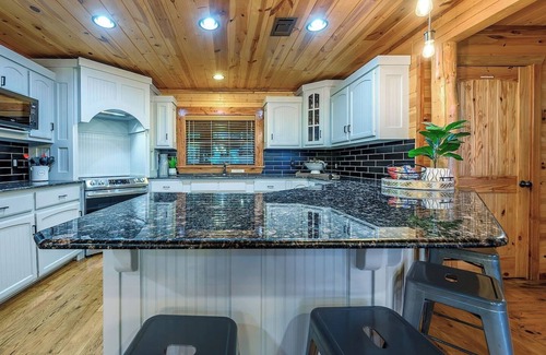 Broken Bow Cabina | Lakeview, golf, trails, near river & attractions, backs to National Forest