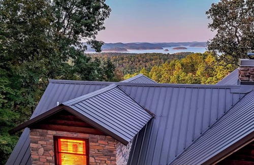 Broken Bow Cabina | Lakeview, golf, trails, near river & attractions, backs to National Forest