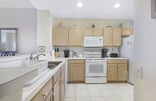 Tropical Cove Condominio | Lakeview Haven at Lexington CC Lake Village
