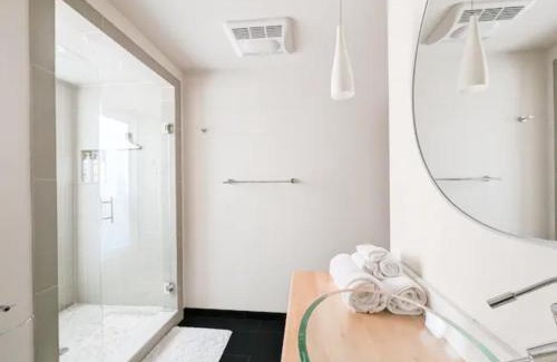 South Beacon Hill Casa | Lakeview Home by Lightrail Downtown & Airport