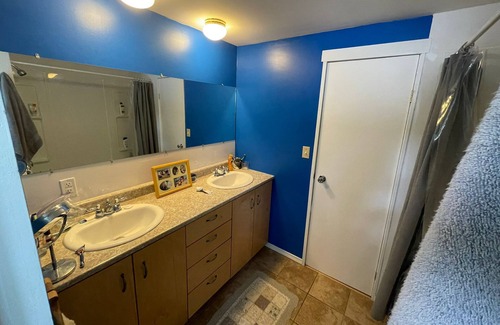 Nelson Casa | Lakeview home with cozy bedrooms, comfy furniture & beautiful views of lake.