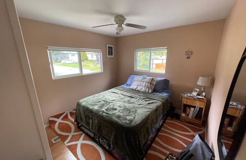 Nelson Casa | Lakeview home with cozy bedrooms, comfy furniture & beautiful views of lake.