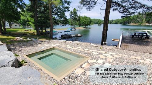 Mayfield Casa | Lakeview King Suite-Arbutus-Boat Docks