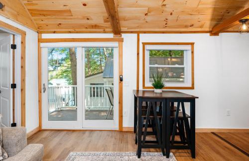 Mayfield Casa | Lakeview King Suite-Arbutus-Boat Docks