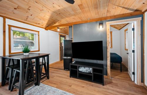 Mayfield Casa | Lakeview King Suite-Arbutus-Boat Docks