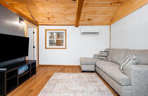 Mayfield Casa | Lakeview King Suite-Arbutus-Boat Docks