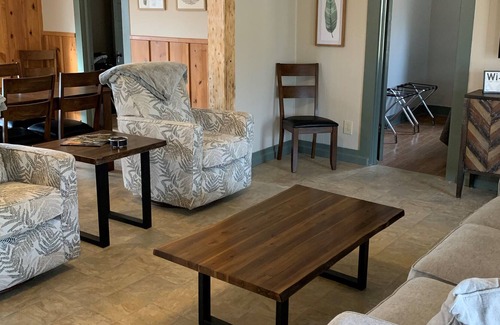 Urbana Cabina | Lakeview Landing & Cottage Cabin