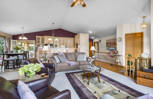 Delhi Casa | Lakeview Living - MAIN LIVING - Vacation home rental
