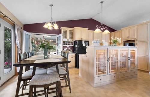 Delhi Casa | Lakeview Living - MAIN LIVING - Vacation home rental