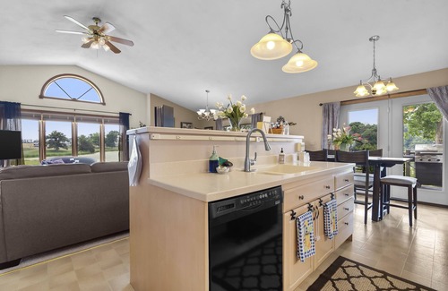 Delhi Casa | Lakeview Living - MAIN LIVING - Vacation home rental