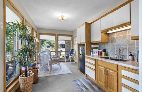 Delhi Casa | Lakeview Living - SUNROOM SUITE - Vacation Rental