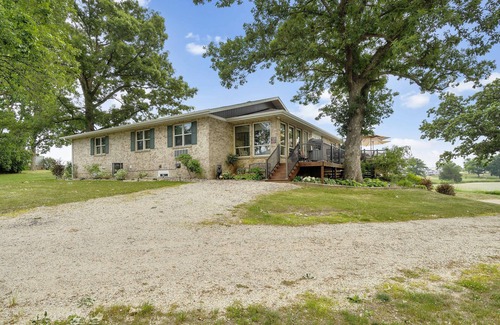 Delhi Casa | Lakeview Living - SUNROOM SUITE - Vacation Rental