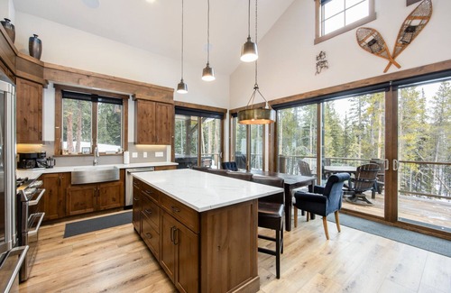 Breckenridge Casa | Lakeview Lodge: 2BR+Enclosed Loft, Hot Tub on Wraparound Deck, VIEWS, 8 minutes to Downtown Breck