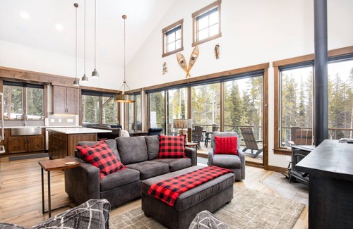 Breckenridge Casa | Lakeview Lodge: 2BR+Enclosed Loft, Hot Tub on Wraparound Deck, VIEWS, 8 minutes to Downtown Breck