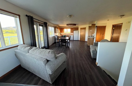 Mountain View Casa | Lakeview Lodge beside Payne Lake & close to Waterton Lakes National Park