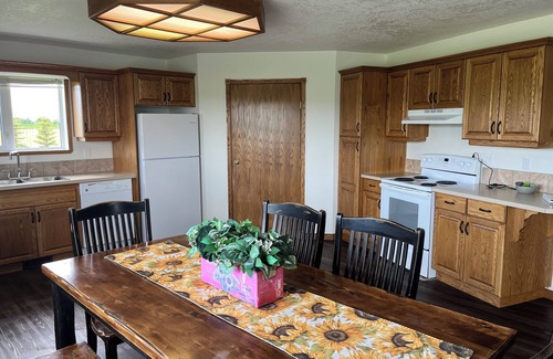 Mountain View Casa | Lakeview Lodge beside Payne Lake & close to Waterton Lakes National Park