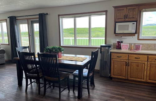 Mountain View Casa | Lakeview Lodge beside Payne Lake & close to Waterton Lakes National Park