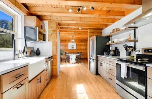 Marble Falls Cabina | Lakeview Log Cabin- Romantic Couples Retreat-Stunning Views
