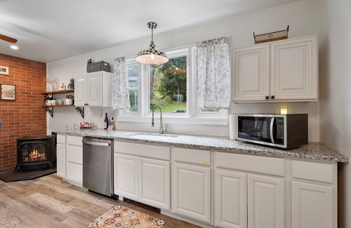 Union Springs Casa | Lakeview Getaway on Cayuga Wine Trail ~Fully Fenced Yard, 2 King Beds, Sunsets~
