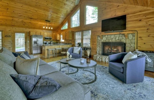 Necowa Cove Cabina | Lakeview Rendezvous | Book 2 Nights Get 3rd Free!
