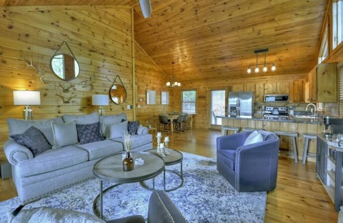 Necowa Cove Cabina | Lakeview Rendezvous | Book 2 Nights Get 3rd Free!