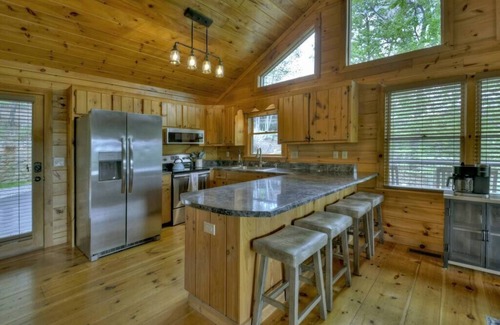 Necowa Cove Cabina | Lakeview Rendezvous | Book 2 Nights Get 3rd Free!