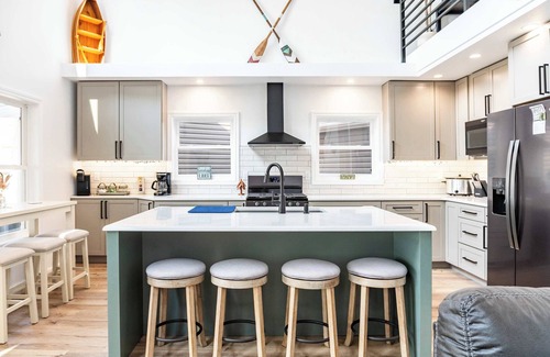 Brooklyn Casa | ‼️Lakeview Retreat‼️ | 6BR w/ Hot Tub Bliss