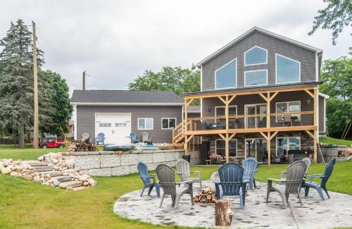 Brooklyn Casa | Lakeview Retreat, 6BR with Hot Tub Bliss