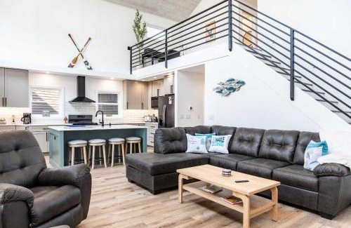 Brooklyn Casa | Lakeview Retreat, 6BR with Hot Tub Bliss
