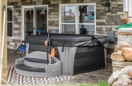 Brooklyn Casa | Lakeview Retreat, 6BR with Hot Tub Bliss