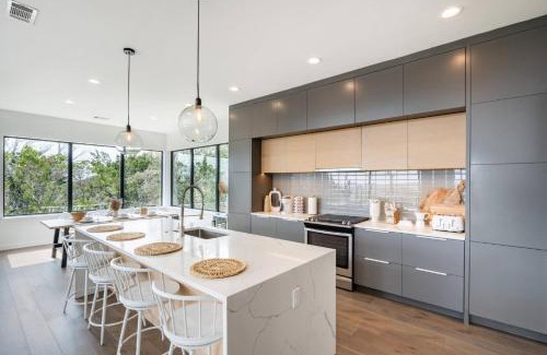 McNeil Casa | Lakeview Retreat: Terrace BBQ