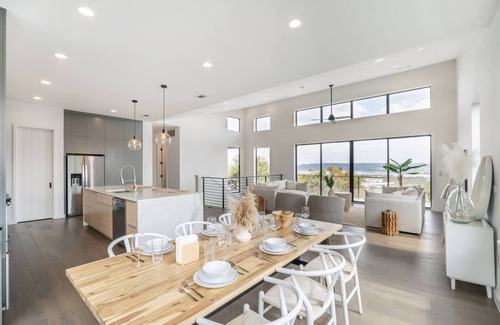 McNeil Casa | Lakeview Retreat: Terrace + BBQ