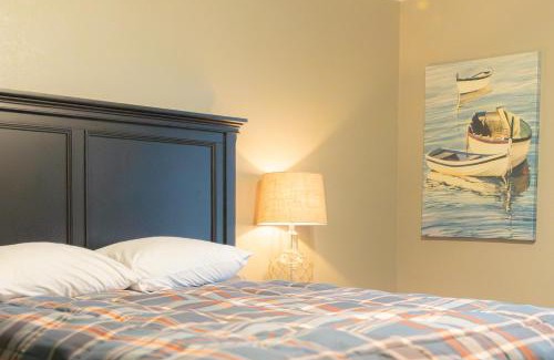 Mead Casa | Lakeview Room 2 Queens - 23