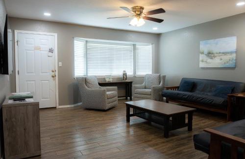 Mead Casa | Lakeview Room 2 Queens - 23