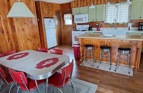 Rhinelander Cabaña | Lakeview+Sunny Beach+RELAXING 3 BR Home on Lake Thompson with WiFi, Central AC
