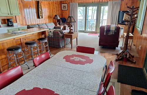 Rhinelander Cabaña | Lakeview+Sunny Beach+RELAXING 3 BR Home on Lake Thompson with WiFi, Central AC